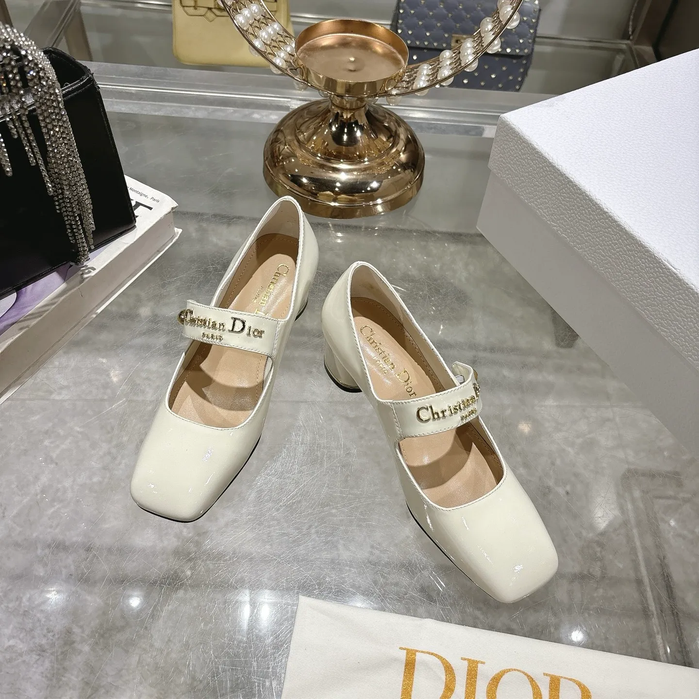 💕💕Factory direct selling price p560💕💕 💕25ss early spring new Dior Dior D-My hardware letter square toe high heels 👠This My Dior high heels are a new product in the 2025 spring and summer ready-to-wear series, showing exquisite elegance. Carefully crafted from cow leather, it is embellished with gold buckles and a metallic Christian Dior Paris logo, making it highly recognizable and highlighting Dior's extraordinary craftsmanship. Graphic style heels complement each other, making the fashionable design more elegant. Upper: cow patent leather. Inner foot pad: sheepskin. Sole: Italian genuine leather outsole. Heel height: 4cm 7.5cm. Size: 35-39 (34.40.41. Customized items are non-refundable)